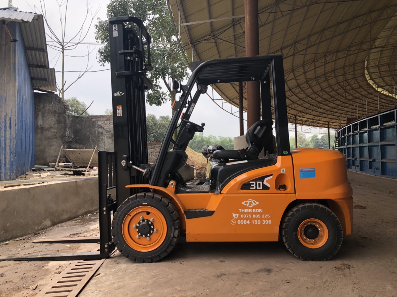 Xe nâng 3 tấn dầu sử dụng trong nhà máy gạch