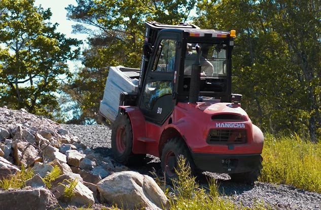 Xe nâng địa hình trong ngành vật liệu xây dựng
