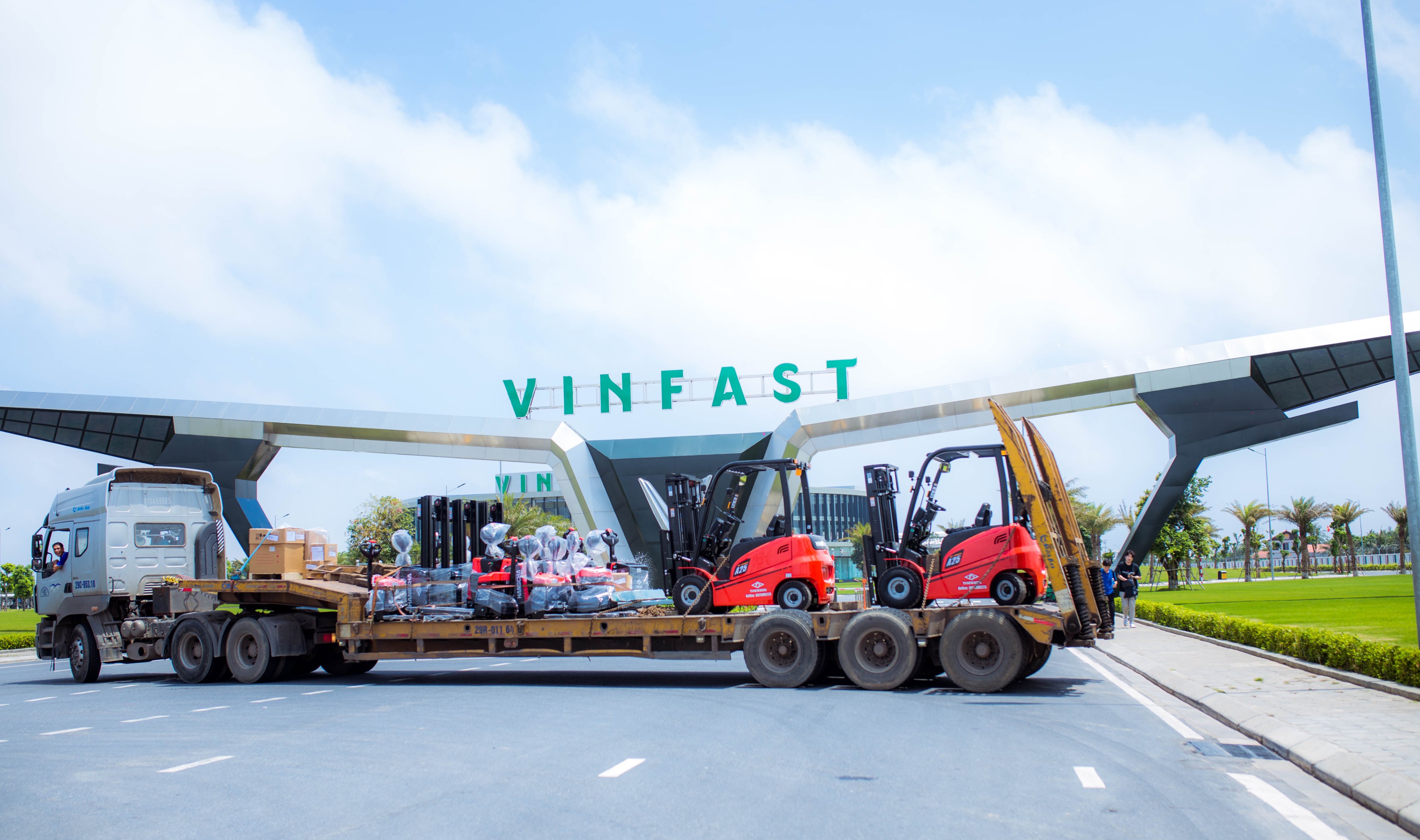 Bàn giao lô xe nâng cho Vinfast