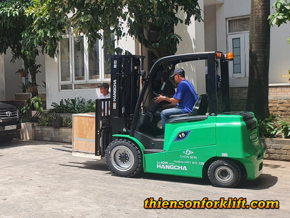 Xe nâng điện 1.5 tấn AE pin lithium bàn giao cho khách hành