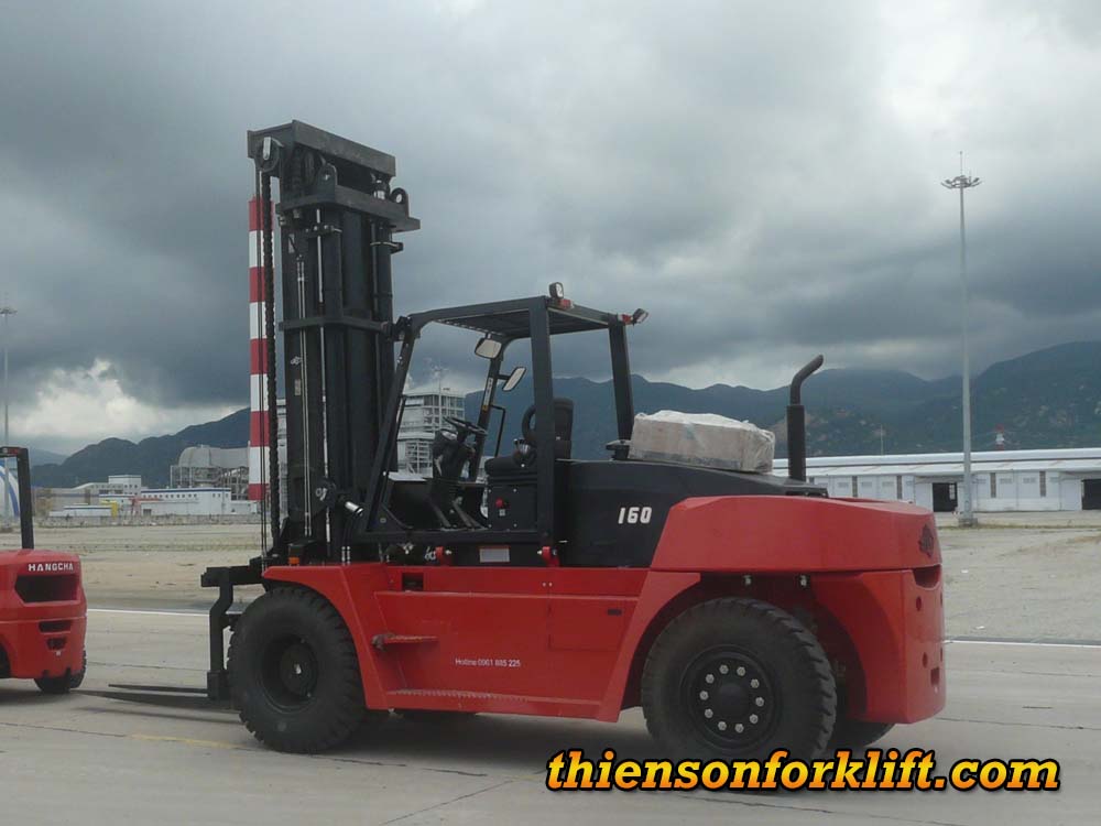 Xe nâng dầu 16 tấn phục vụ trong cảng