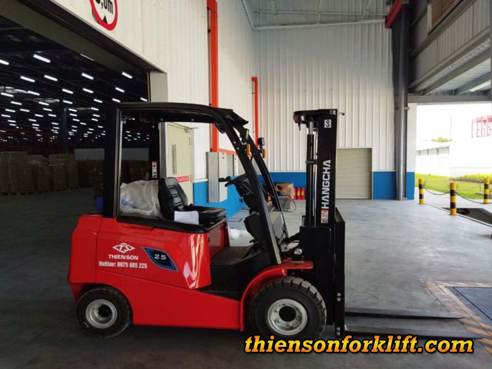 Xe nâng điện 2.5 tấn trong kho khách hàng