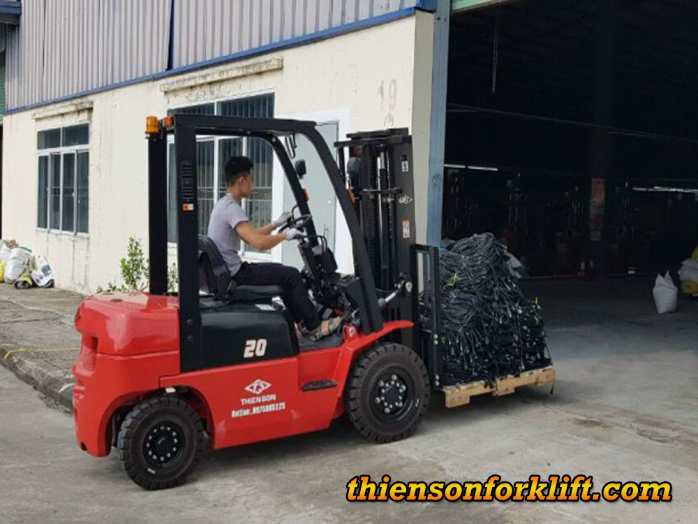 xe nâng dầu 2 tấn