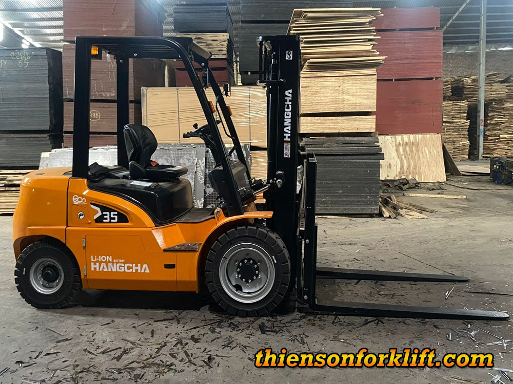 Xe nâng điện 3.5 tấn lithium trong nhà máy ván ép