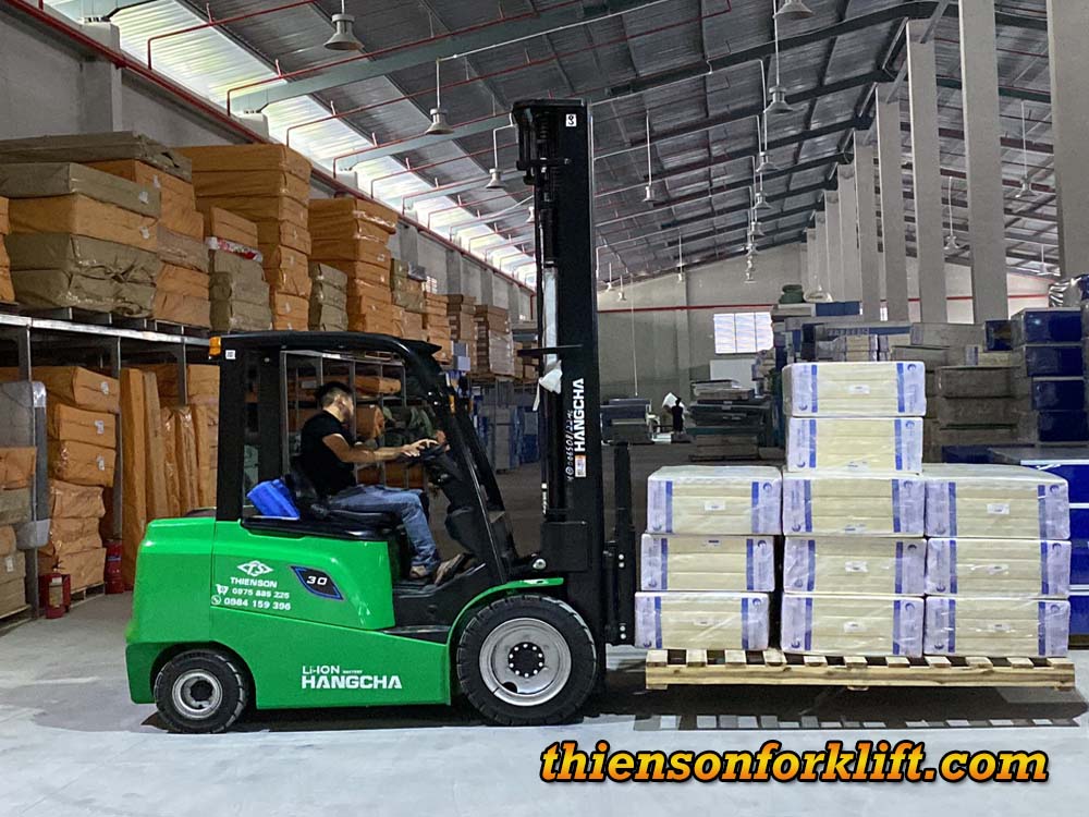 Xe nâng điện 3 tấn Hangcha nâng đệm trong nhà máy