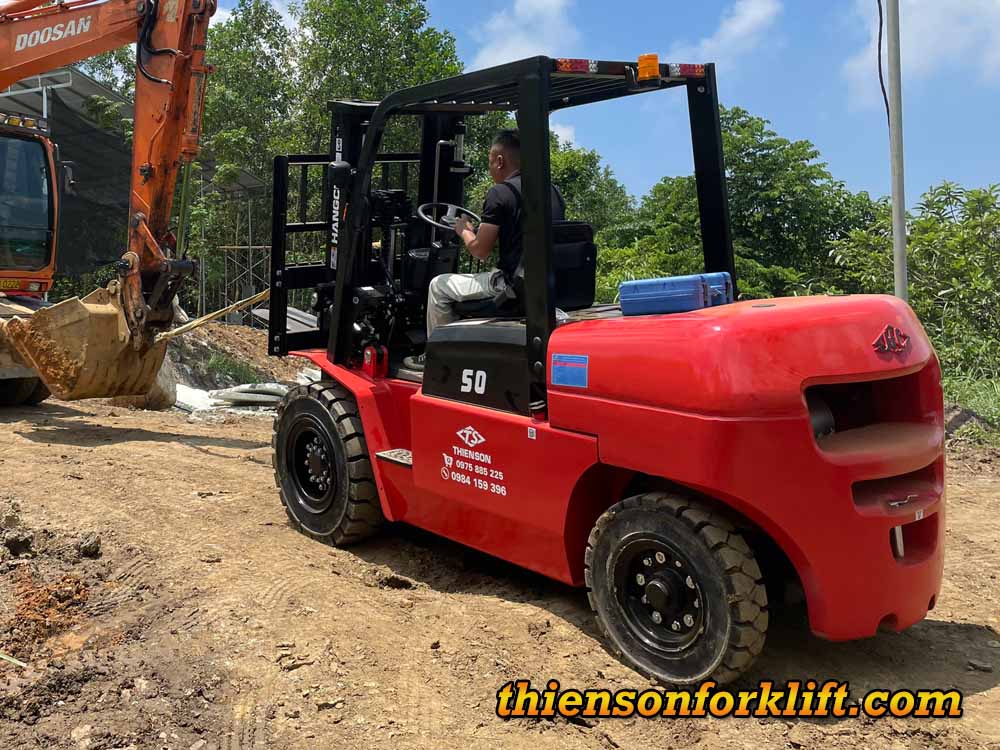 Xe nâng dầu 5 tấn làm việc ngoài trời