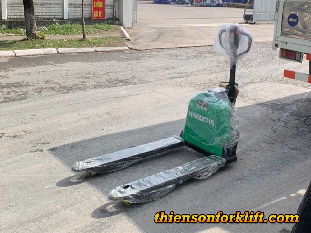 Bàn giao xe nâng tay điện 1.5 tấn lithium