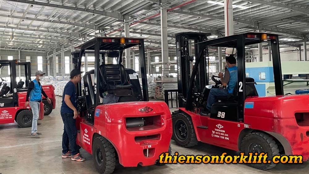Kỹ thuật Thiên Sơn kiểm tra xe nâng cho thuê trong nhà máy