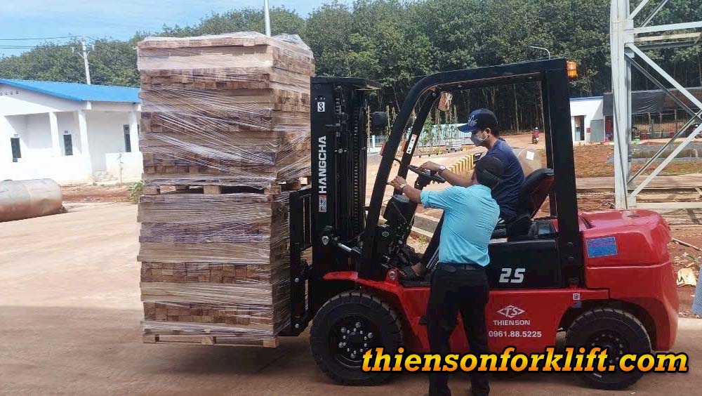 Xe nâng dầu vật liệu xây dựng