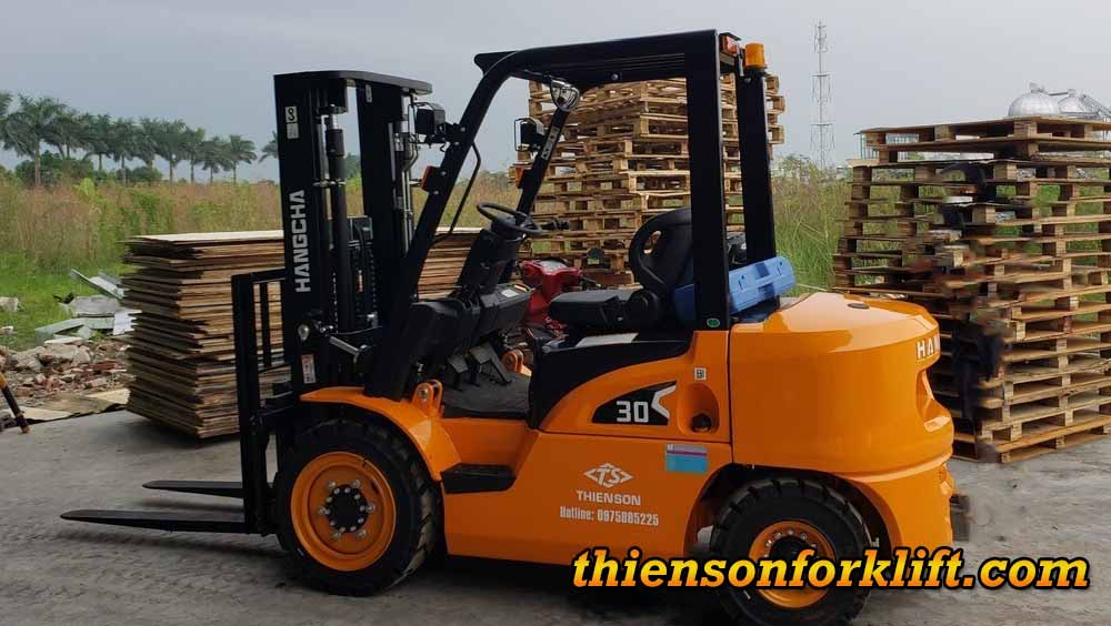 Xe nâng dầu 3 tấn nâng ván ép và pallet gỗ