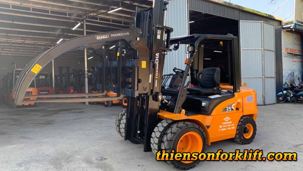Xe nâng kẹp gỗ 3.5 tấn lốp kép