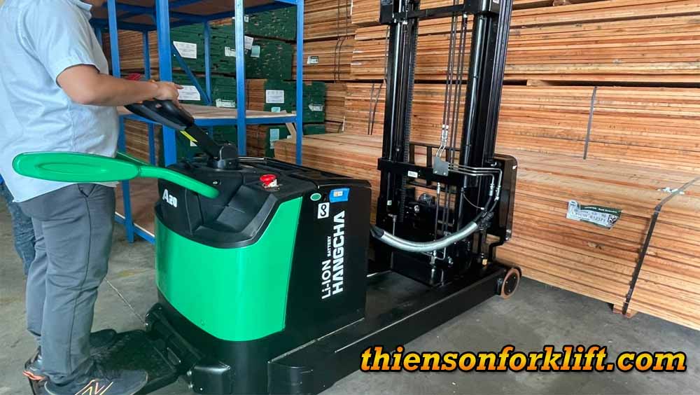 Xe nâng điện nâng ván gỗ trong nhà kho