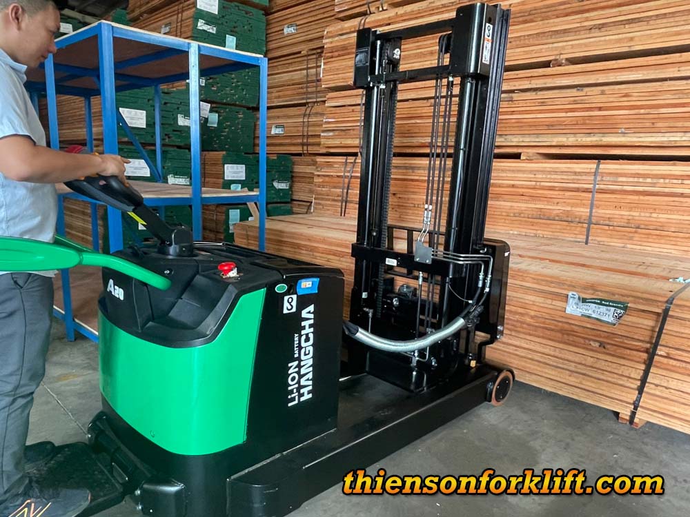 Xe nâng tay điện hoạt động hiệu quả trong nhà kho