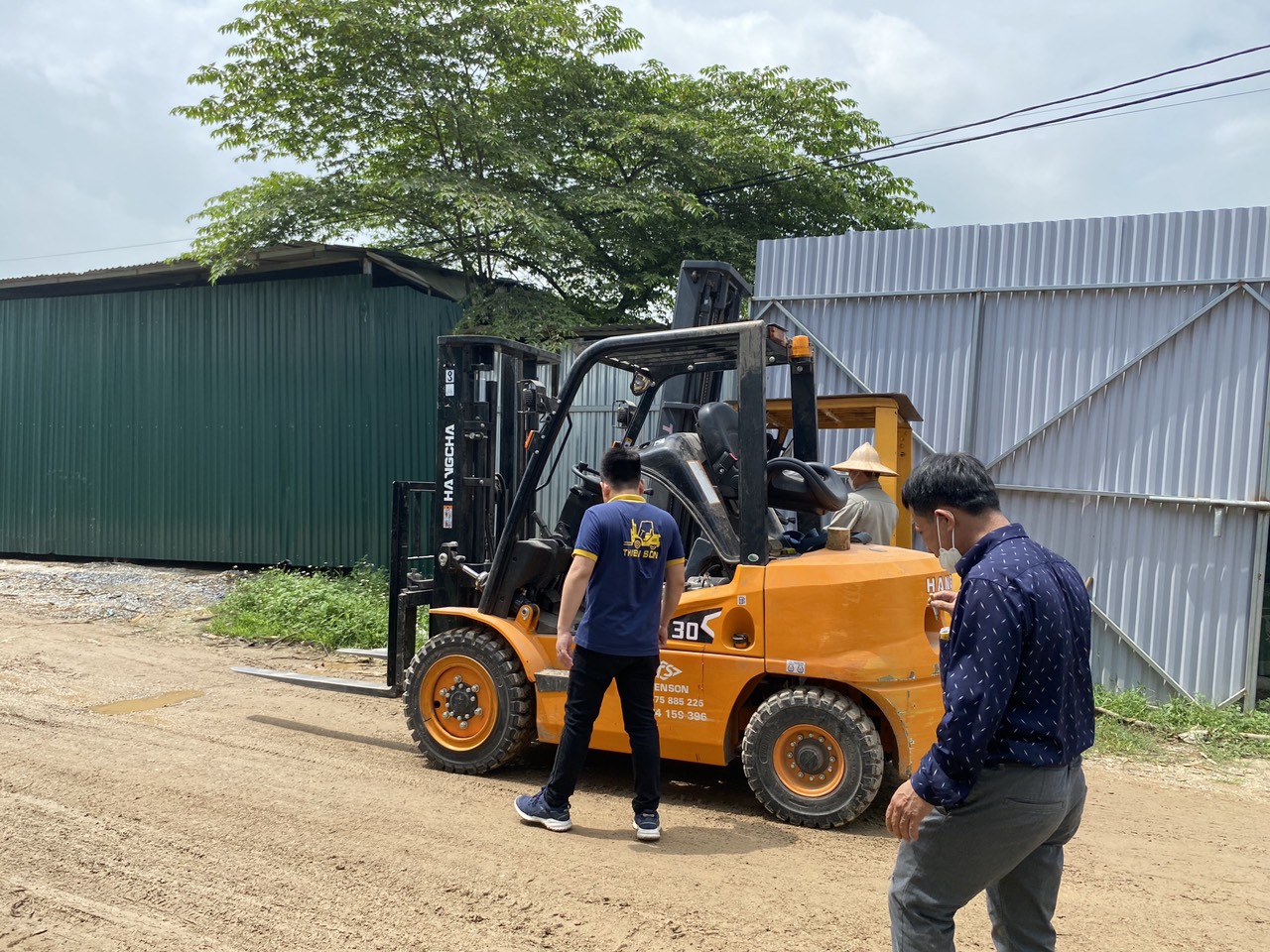 Tổng quan về xe nâng điện và xe nâng dầu