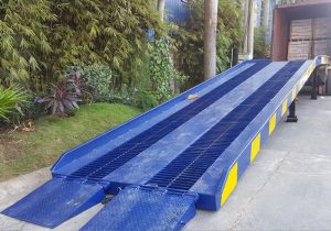 Cầu dẫn xe nâng lên Container