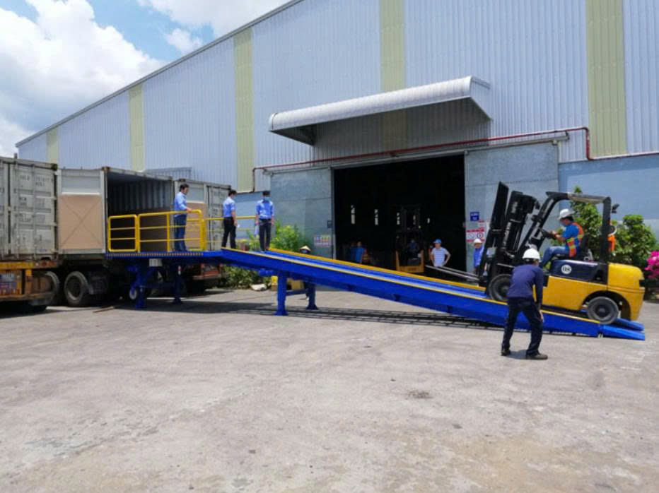 Cầu xe nâng tiện lợi cho nhà xưởng cần đóng hàng vào container