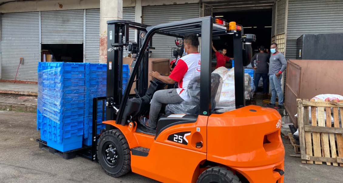 Bóc tách các khoản rủi ro và phụ phí ẩn khi đi thuê xe nâng