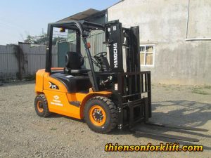 xe nâng 2 5 tấn 2