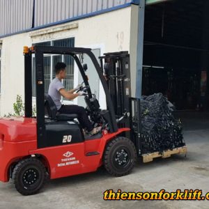 xe nâng dầu 2 tấn