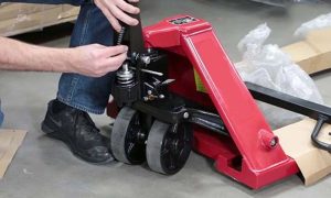 Tại sao doanh nghiệp không thể bỏ qua việc bảo trì xe nâng tay?