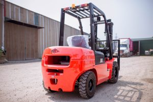 Nên thuê hay mua xe nâng để tối ưu lợi nhuận?
