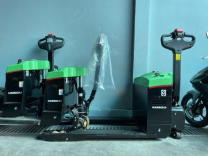 Xe nâng tay và xe nâng điện