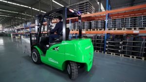 Xe nâng điện chạy được mấy tiếng? Giải thích