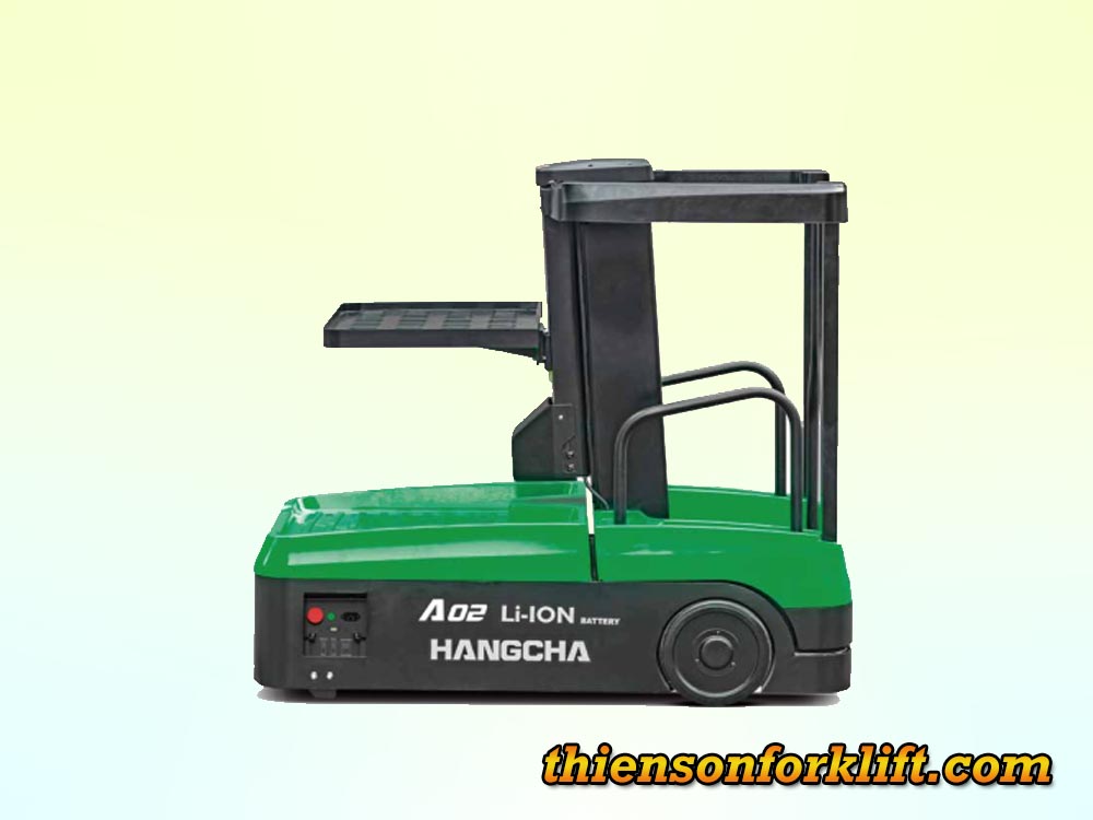 Xe nâng người lấy hàng trong kho