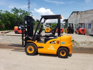 Nên mua xe nâng hay thuê? Phân tích bài toán chi phí doanh nghiệp